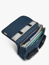 Boekentas 2 Compartimenten Cameleon Blauw vintage color Deze schooltas uit de Vintage collectie van het merk Camlon heeft een breedte van 35 cm. Ideaal voor de kleuterklas en het eerste leerjaar. Dit model heeft een duidelijke vintage look, dankzij de twee voorvakjes en de riempjes met gesp. Deze boekentas beschikt over twee compartimenten, die schriftjes (24x32 cm) en andere kleine spulletjes kunnen bevatten. Onder de overslagflap bevindt zich ook een uniek opbergvak, met daarin een gratis liniaal! De twee vakjes met rits vooraan zijn ideaal om een snack of zakdoek in op te bergen. Dit model beschikt ook over een naamlabel, en kan makkelijk gesloten worden dankzij een dubbel kliksysteem. Voor optimaal comfort zijn de rugzijde en schouderbandjes extra gewatteerd. Dankzij enkele reflectoren kan uw kind zich ook veilig in het verkeer begeven. Vintage op z